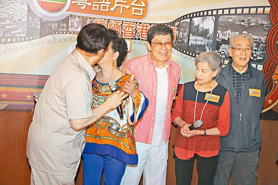 薛家燕和谭炳文重演以前粤语片“借位”拍亲吻戏的情形。